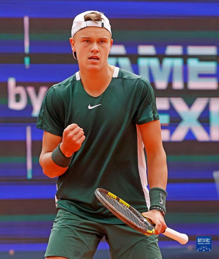 特別是與斯 特別是與斯