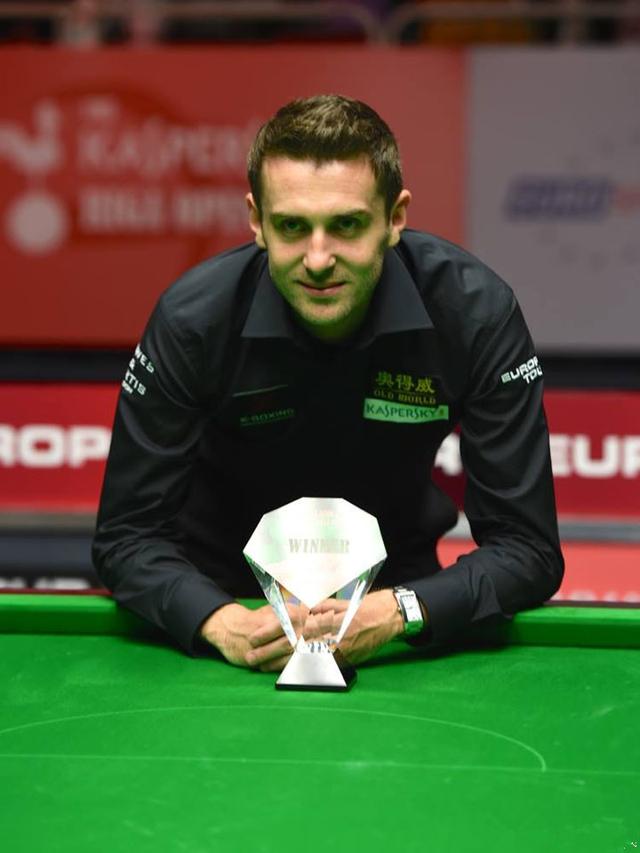 成都蓉城发布球队赛前踩场训练视频：全力以赴！成都，雄起！.